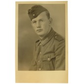 Foto di un artigliere della Wehrmacht con cappello laterale